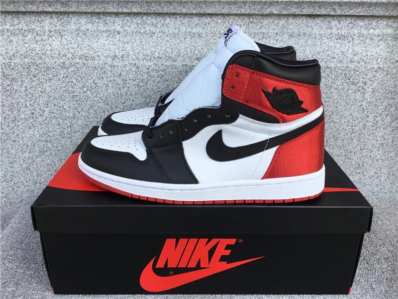 Air Jordan 1 High  Satin WMNSBlack Toe AJ1
